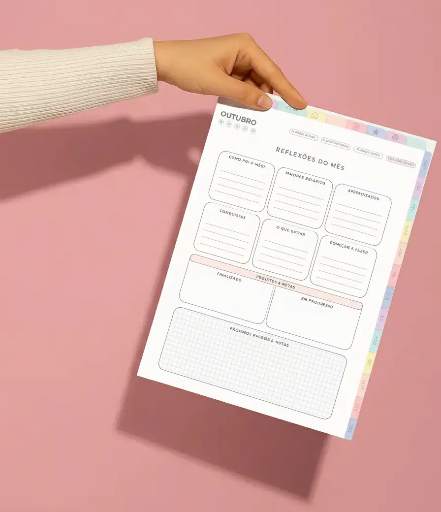 Mockup com mão segurando folha